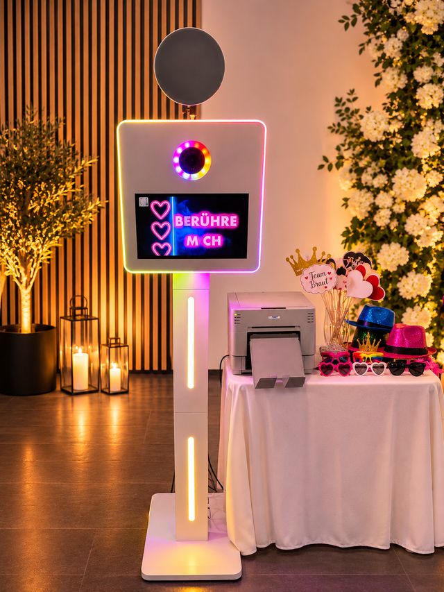 Fotobox mit bunter LED-Umrandung, Drucker und Accessoires