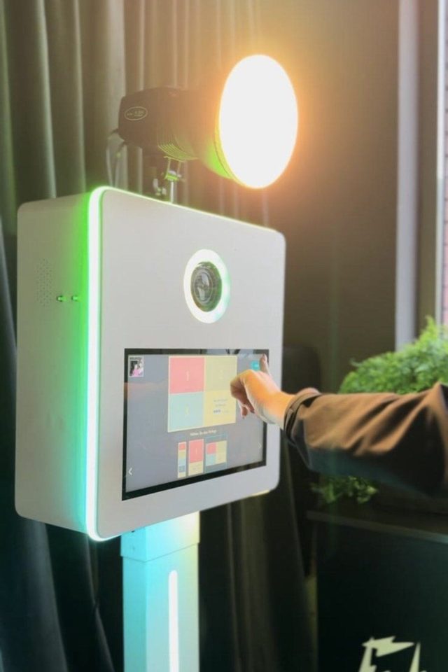 Gast tippt auf den Touchscreen der Fotobox