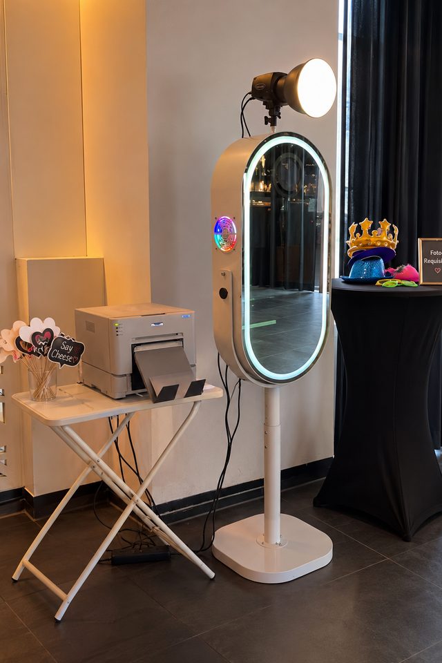Spiegel-Fotobox mit Fotodrucker und Foto-Requisiten